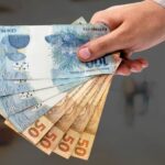 Juíza aplica nova lei e dispensa advogado de custas antecipadas Lei que dispensa custas antecipadas em ação de cobrança de honorários passou a vigorar no dia em que a decisão foi proferida. Da Redação segunda-feira, 17 de março de 2025 Atualizado às 10:13 Na última sexta-feira, 14, dia em que entrou em vigor a lei 15.109/25, que altera o CPC/15 e dispensa advogados de anteciparem custas em ação de cobrança e execução de honorários, a juíza de Direito Maria Paula Branquinho Pini, da 2ª vara Cível de Jales/SP, emitiu decisão e aplicou a nova regra. A juíza concedeu a dispensa do adiantamento das custas processuais ao exequente e determinou que as custas sejam cobradas do executado ao final do processo. (Imagem: Freepik) Nova lei dispensa advogado de adiantar custas em cobrança de honorários Juíza aplica nova lei e dispensa advogado de custas antecipadas em ação de honorários. A decisão determina citação do devedor para que, em três dias, efetue o pagamento da dívida, acrescida de cominações legais e honorários. A juíza pontuou que o devedor, reconhecendo a dívida, poderá optar por depositar 30% do valor da execução e pagar o restante em seis parcelas mensais, com correção monetária e juros. Considerando a praticidade do atual sistema bancário, permitiu, ainda, o pagamento via "Pix". Caso o pagamento não seja efetuado, serão realizadas pesquisas para a efetivação da penhora de bens do devedor. Processo: 1000864-32.2025.8.26.0297 https://www.migalhas.com.br/quentes/426371/juiza-aplica-nova-lei-e-dispensa-advogado-de-custas-antecipadas