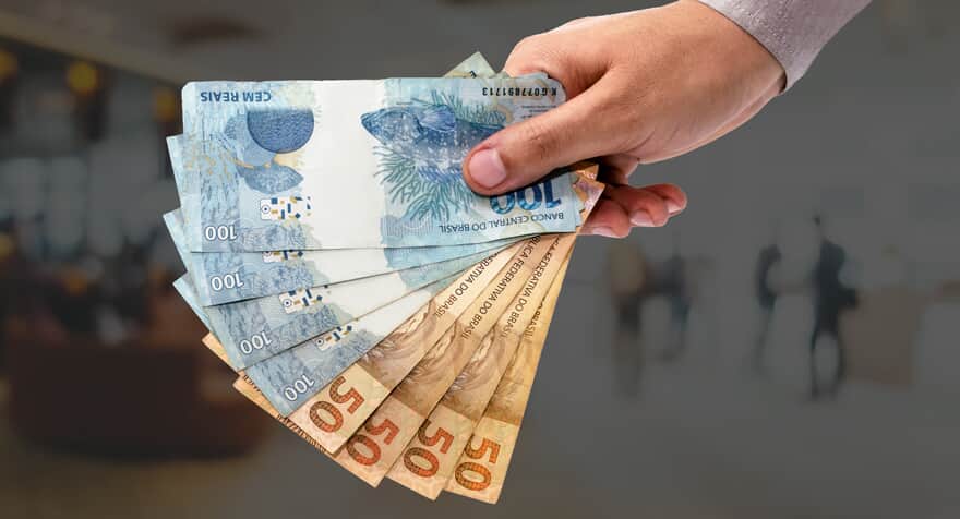 Juíza aplica nova lei e dispensa advogado de custas antecipadas Lei que dispensa custas antecipadas em ação de cobrança de honorários passou a vigorar no dia em que a decisão foi proferida. Da Redação segunda-feira, 17 de março de 2025 Atualizado às 10:13 Na última sexta-feira, 14, dia em que entrou em vigor a lei 15.109/25, que altera o CPC/15 e dispensa advogados de anteciparem custas em ação de cobrança e execução de honorários, a juíza de Direito Maria Paula Branquinho Pini, da 2ª vara Cível de Jales/SP, emitiu decisão e aplicou a nova regra. A juíza concedeu a dispensa do adiantamento das custas processuais ao exequente e determinou que as custas sejam cobradas do executado ao final do processo. (Imagem: Freepik) Nova lei dispensa advogado de adiantar custas em cobrança de honorários Juíza aplica nova lei e dispensa advogado de custas antecipadas em ação de honorários. A decisão determina citação do devedor para que, em três dias, efetue o pagamento da dívida, acrescida de cominações legais e honorários. A juíza pontuou que o devedor, reconhecendo a dívida, poderá optar por depositar 30% do valor da execução e pagar o restante em seis parcelas mensais, com correção monetária e juros. Considerando a praticidade do atual sistema bancário, permitiu, ainda, o pagamento via "Pix". Caso o pagamento não seja efetuado, serão realizadas pesquisas para a efetivação da penhora de bens do devedor. Processo: 1000864-32.2025.8.26.0297 https://www.migalhas.com.br/quentes/426371/juiza-aplica-nova-lei-e-dispensa-advogado-de-custas-antecipadas